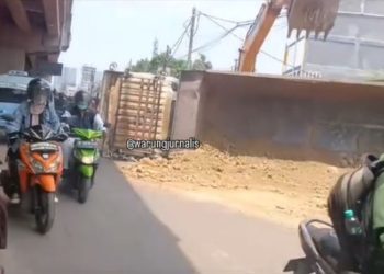 Jalintim Palembang-Jambi Lumpuh, Truk Besar Terguling Picu Macet