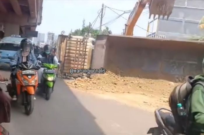 Jalintim Palembang-Jambi Lumpuh, Truk Besar Terguling Picu Macet