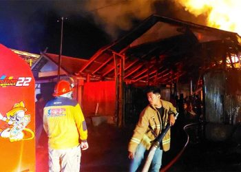 Empat warung makan di Pujasera Palangka Raya terbakar, api diduga dari kompor