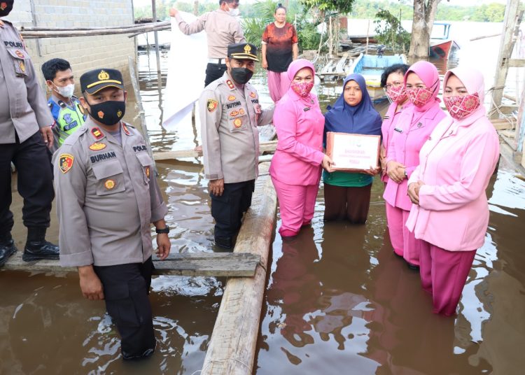 Pamapta Polres Sekadau Selamatkan Dua Korban Pickup Terjebak Jurang Bokak