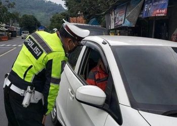 Ambulans Pemudik Nekat Gunakan Sirine, Diamankan Polisi Garut