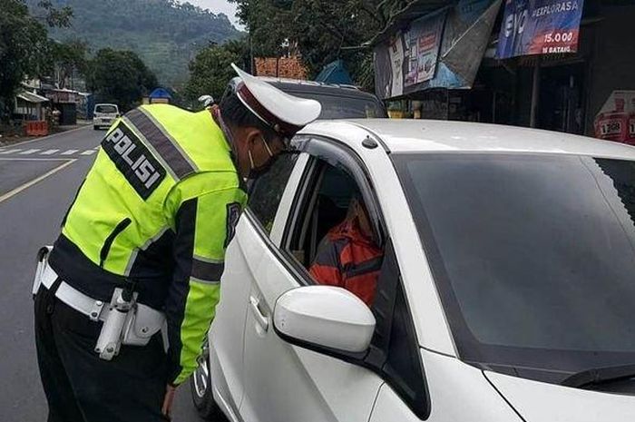 Ambulans Pemudik Nekat Gunakan Sirine, Diamankan Polisi Garut