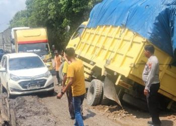 Macet Parah di Jalan Lintas Riau-Sumut, Kendaraan Rusak