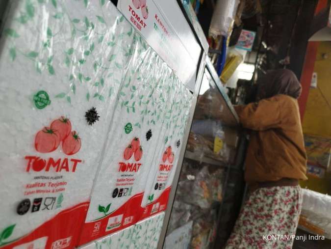 Harga plastik melonjak jelang Lebaran 2026, tembus Rp30.000 per pak, ini alasannya