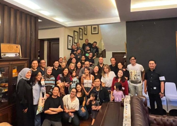 9 potret hangat Ari Lasso saat buka bersama di rumah