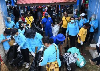 Bupati Biak dan Trash Hero Beraksi di Pasar Bosnik untuk Laut yang Terancam