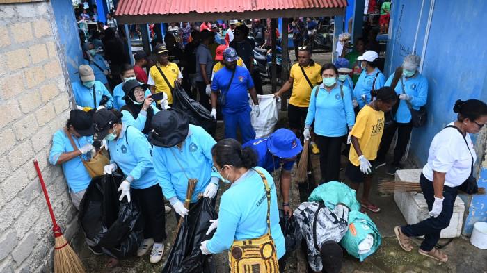 Bupati Biak dan Trash Hero Beraksi di Pasar Bosnik untuk Laut yang Terancam