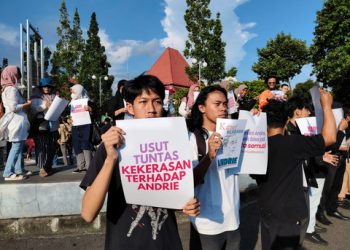 Teror Air Keras: Memadamkan Pikiran Rakyat