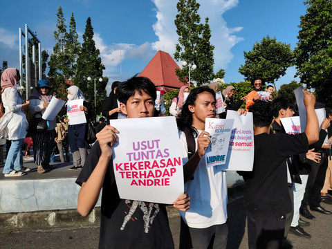 Teror Air Keras: Memadamkan Pikiran Rakyat