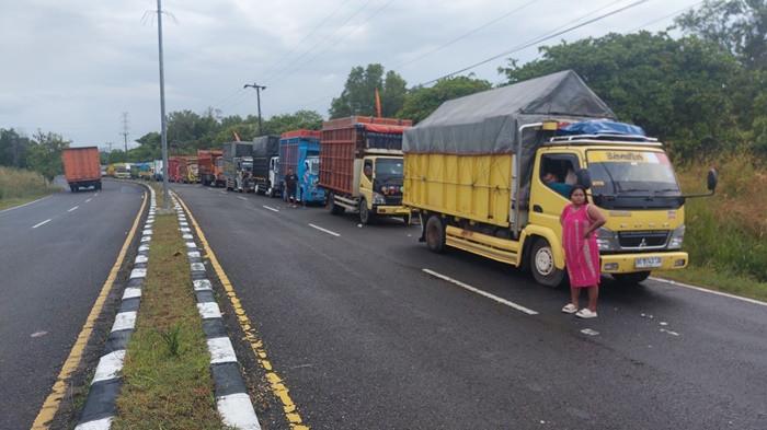 H-6 Lebaran, Antrean Truk Logistik di Pelabuhan Tanjungkalian Mentok Melebihi 1 KM