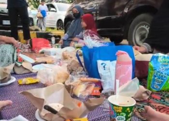Mudik Seru di Tol Kanci-Pejagan: Keluarga Sukirno Berbuka Puasa di Rest Area