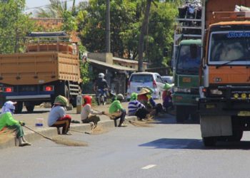 Dedi Mulyadi Beri Uang Rp 50 Ribu untuk Penyapu Koin
