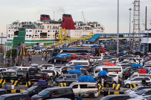 Foto: Keramaian Pelabuhan Merak Jelang Lebaran