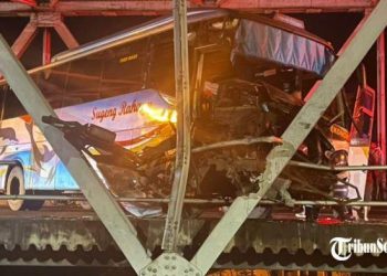 Bus Sugeng Rahayu Tabrak Pembatas Jembatan Jurug Solo, Diduga Karena Motor Berhenti di Tengah Jalan