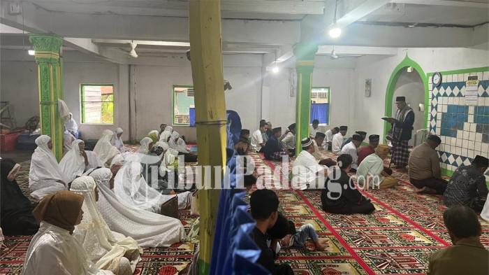 Tradisi Idul Fitri Jemaah Naqsabandiyah di Surau Baru Padang: Makan Bersama dan Khutbah Bahasa Arab