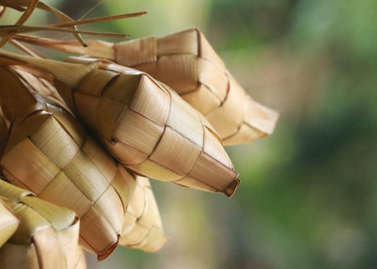 Apakah Membungkus Ketupat dan Lontong dengan Plastik Aman?