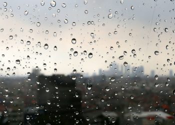 Cuaca Jawa Timur 15 Maret 2026: Hujan Lebat dan Gerimis Siang-Malam