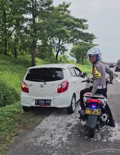 Cegah Kecelakaan, Polisi Tak Larang Pemudik Berhenti di Bahu Jalan KM 57 Tol Japek