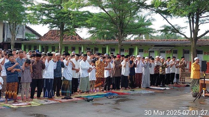 Ratusan Jemaah Majelis Sholawat Asyghil Kubro Salat Idulfitri di Bantul Hari Ini