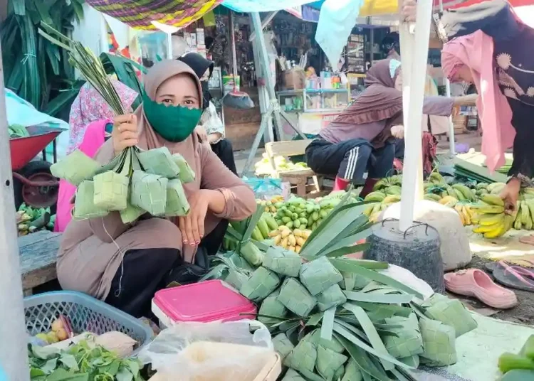 Berkah Lebaran, Pengrajin Anyaman Ketupat Raup Rp 500 Ribu
