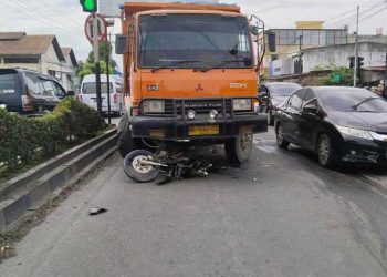 PWI Binjai Bagikan Takjil kepada Pengendara di Lampu Merah Tanah Lapang Merdeka