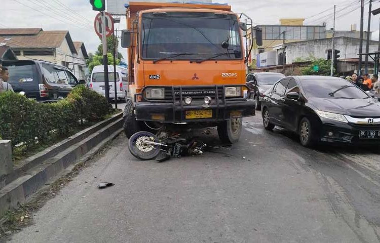 PWI Binjai Bagikan Takjil kepada Pengendara di Lampu Merah Tanah Lapang Merdeka