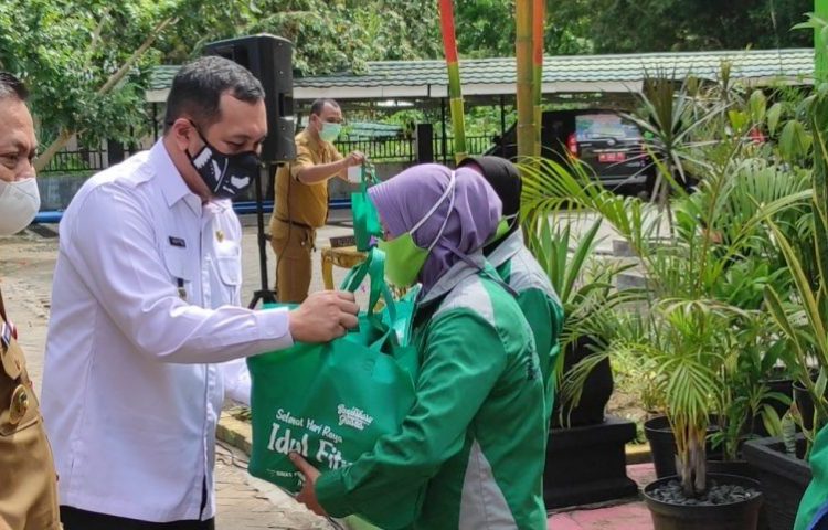 Menjelang Idulfitri, Wali Kota Banjarbaru Beri THR untuk 3.000 Petugas Kebersihan dan Guru Ngaji