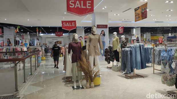 Mencari diskon Lebaran di Midnight Sale Margocity Mall Depok
