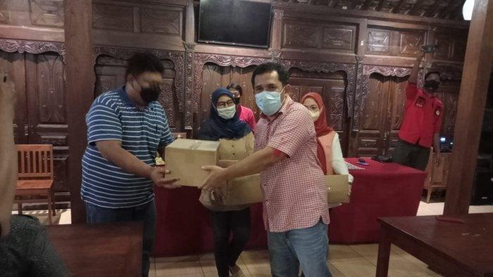 Bagikan Bingkisan Lebaran, PDI Perjuangan Jogja Bangkitkan Solidaritas Sosial