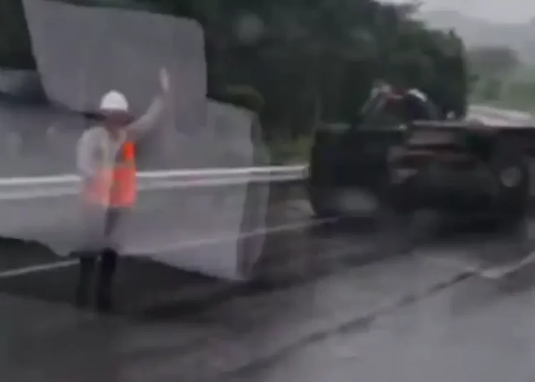 Kasat Lantas Evakuasi Mobil Mogok di Tol Semarang Saat Hujan