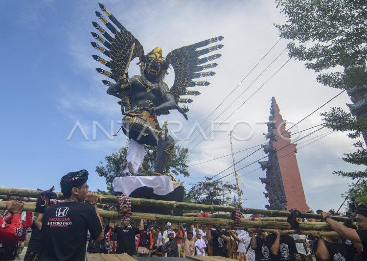 Pawai Ogoh-Ogoh Khidmat di Tengah Ramadan NTB