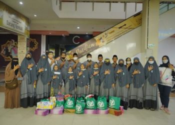 Program SEBARAN 5.0 Pertamina Sumbagut Ajak Anak Yatim Pilih Baju Lebaran