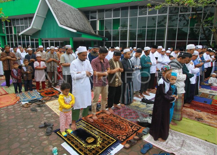 Warga Jember Umat Muslim Salat Idul Fitri Lebih Awal 19 Maret 2026