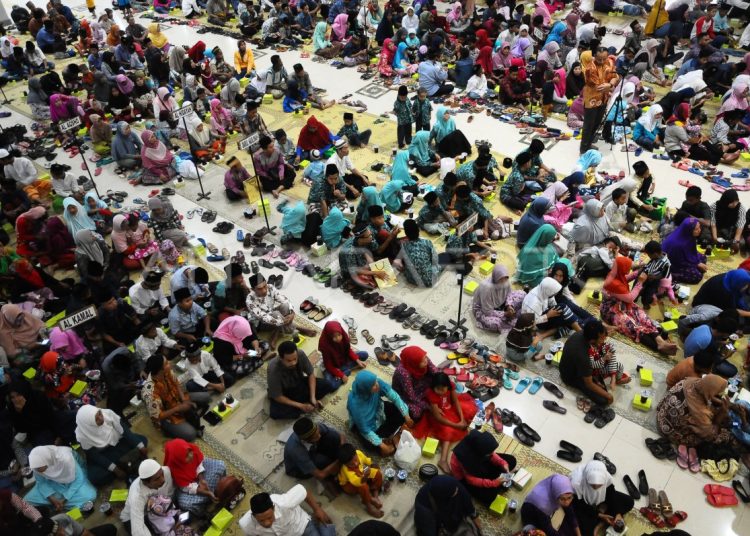 Warga Kulu Nagan Raya Berikan Santunan kepada Anak Yatim