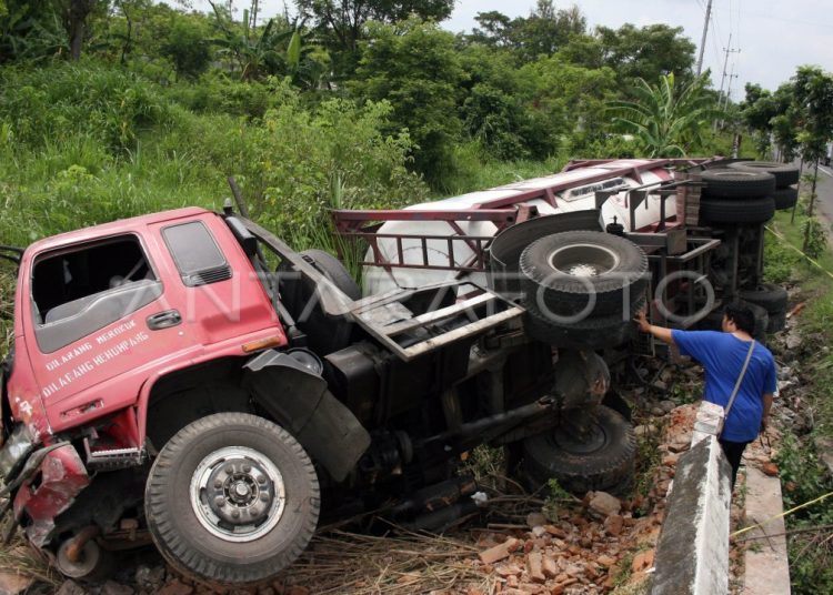 Anggota DPRD Jember Dikeroyok Saat Tangkap Truk BBM Ilegal, Mobil Nyaris Terguling ke Sungai